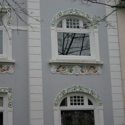 Malerarbeiten an Jugendstilfassade in Hamburg